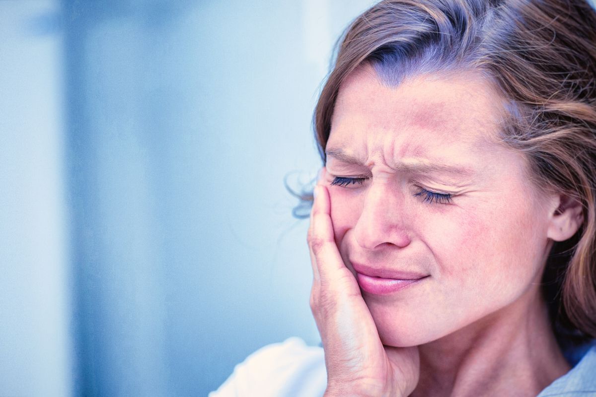 Featured image for “How Can I Protect a Broken or Damaged Tooth Until I Can Get Emergency Dental Care?”